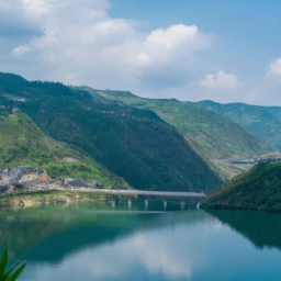 西江自驾游(西江风景区，你开车一路向西，走过峰回路转的山路，看到了流水潺潺的小溪流过，原生态的风景迎