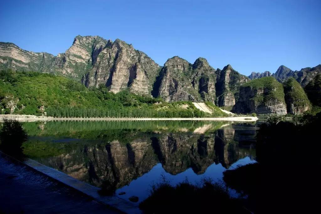 2百里峡游玩攻略被誉为“天下第一峡”野三坡旅游攻略的百里峡是野三坡独具特色的景区之一百里峡总面积110平方公里野三坡旅游攻略，与北京市房山区接壤，距北京市中心115公里，是京西旅游景点中一颗最耀眼的明珠百里峡是野三坡
